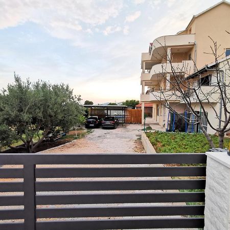 A4 Apartmani Kevic Каштела Экстерьер фото