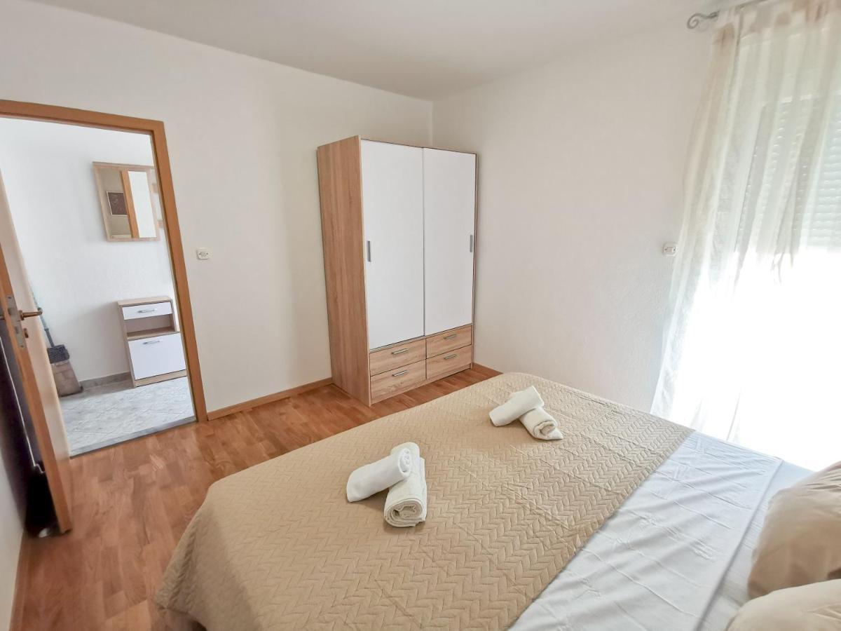 A4 Apartmani Kevic Каштела Экстерьер фото