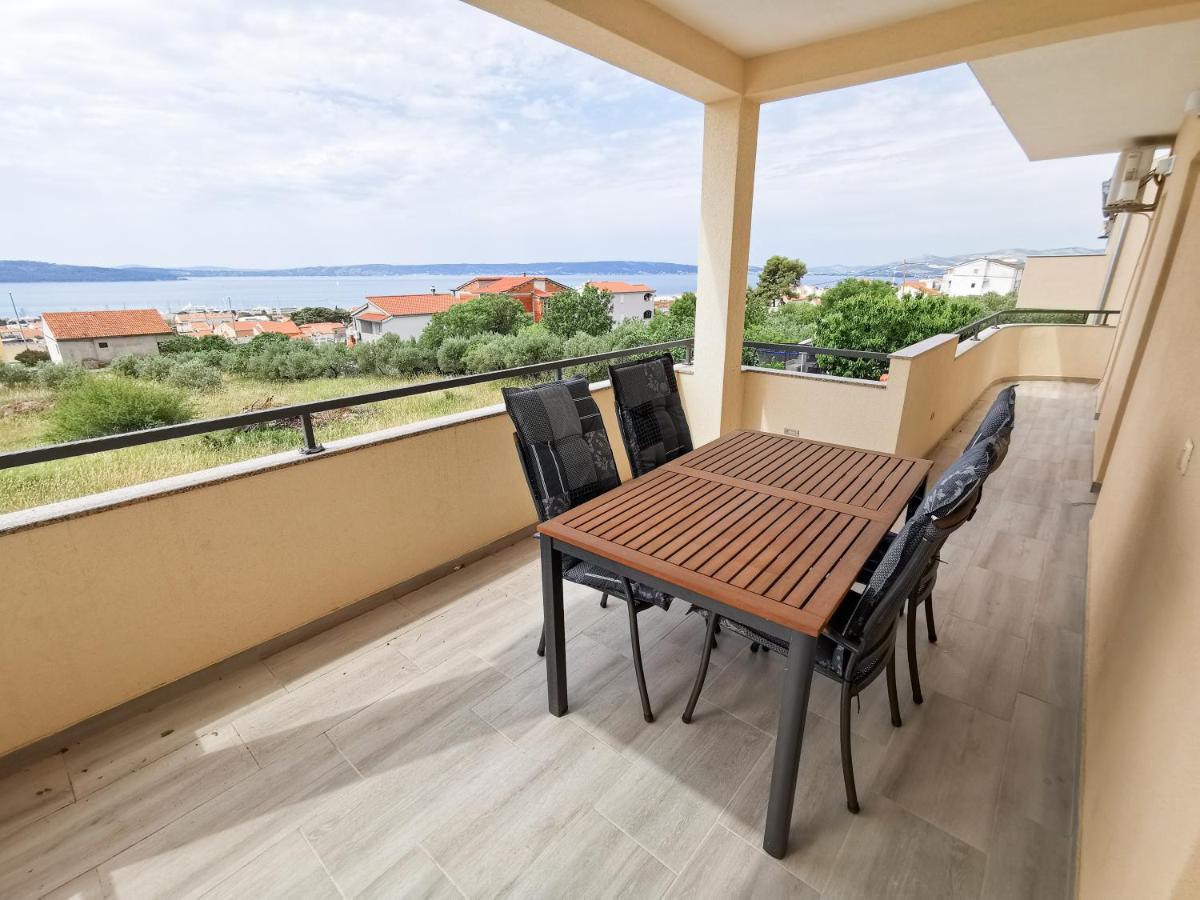 A4 Apartmani Kevic Каштела Экстерьер фото