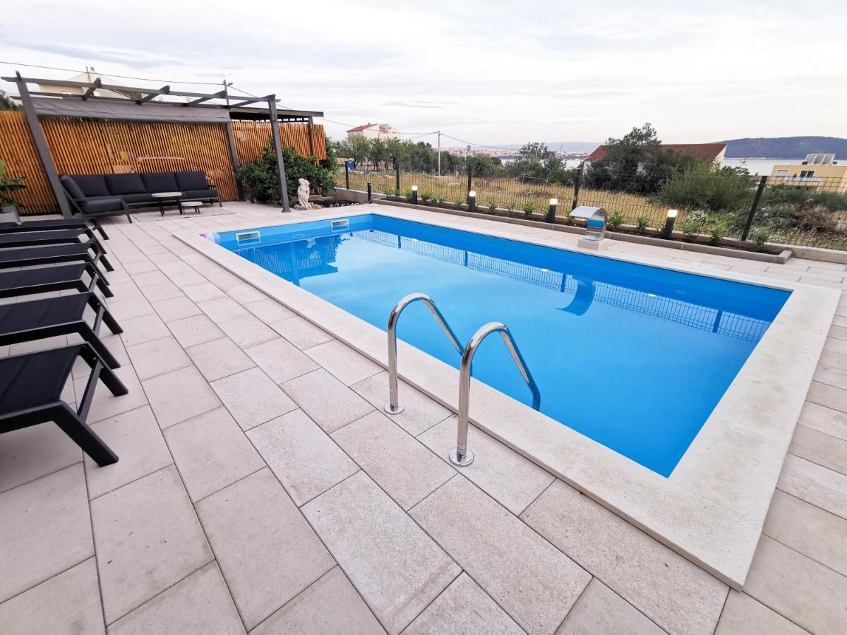 A4 Apartmani Kevic Каштела Экстерьер фото