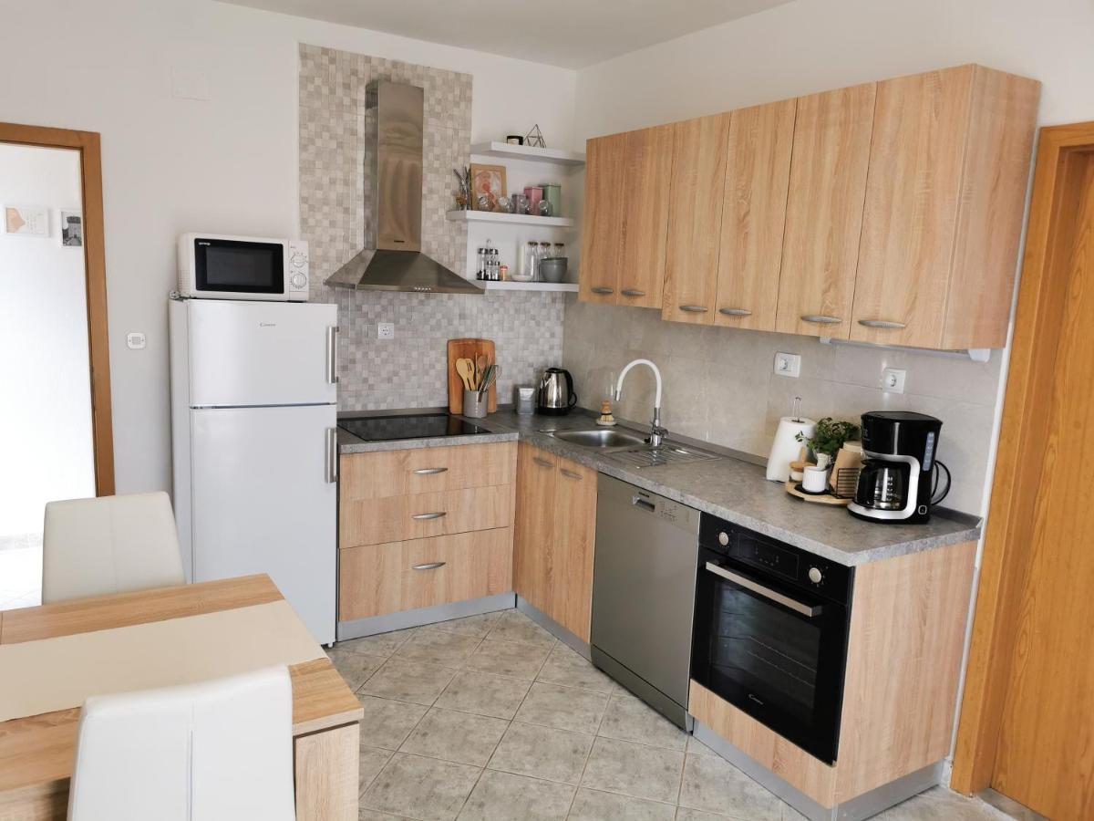 A4 Apartmani Kevic Каштела Экстерьер фото