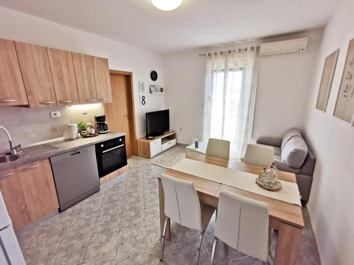 A4 Apartmani Kevic Каштела Экстерьер фото